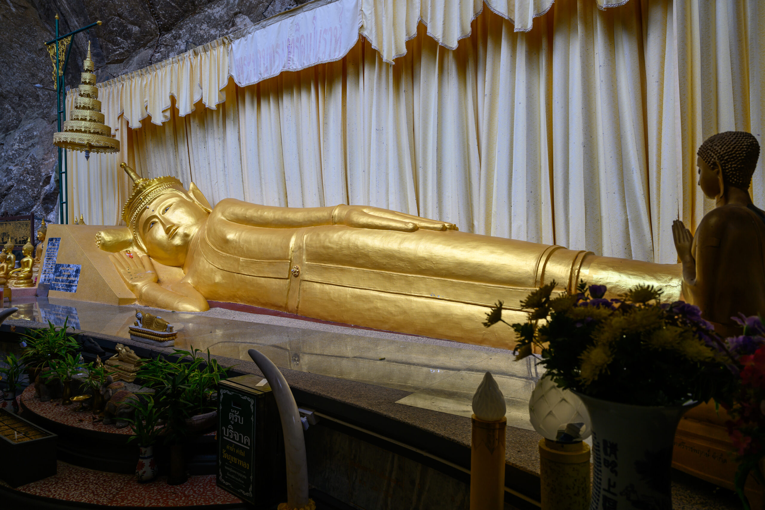 Wat Phu Kao Thong, reclining Buddha